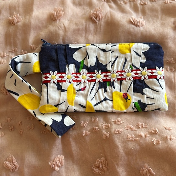 Lilly Pulitzer Handbags - 🌼 Lilly Pulitzer daisy fabric handmade ruching detailed wristlet 8.5” x 4.5”